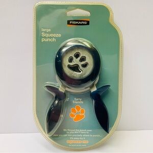 NIP 2006 FISKERS Large Squeeze Punch Furry Friends Paw Print Appox 1.5” Crafting